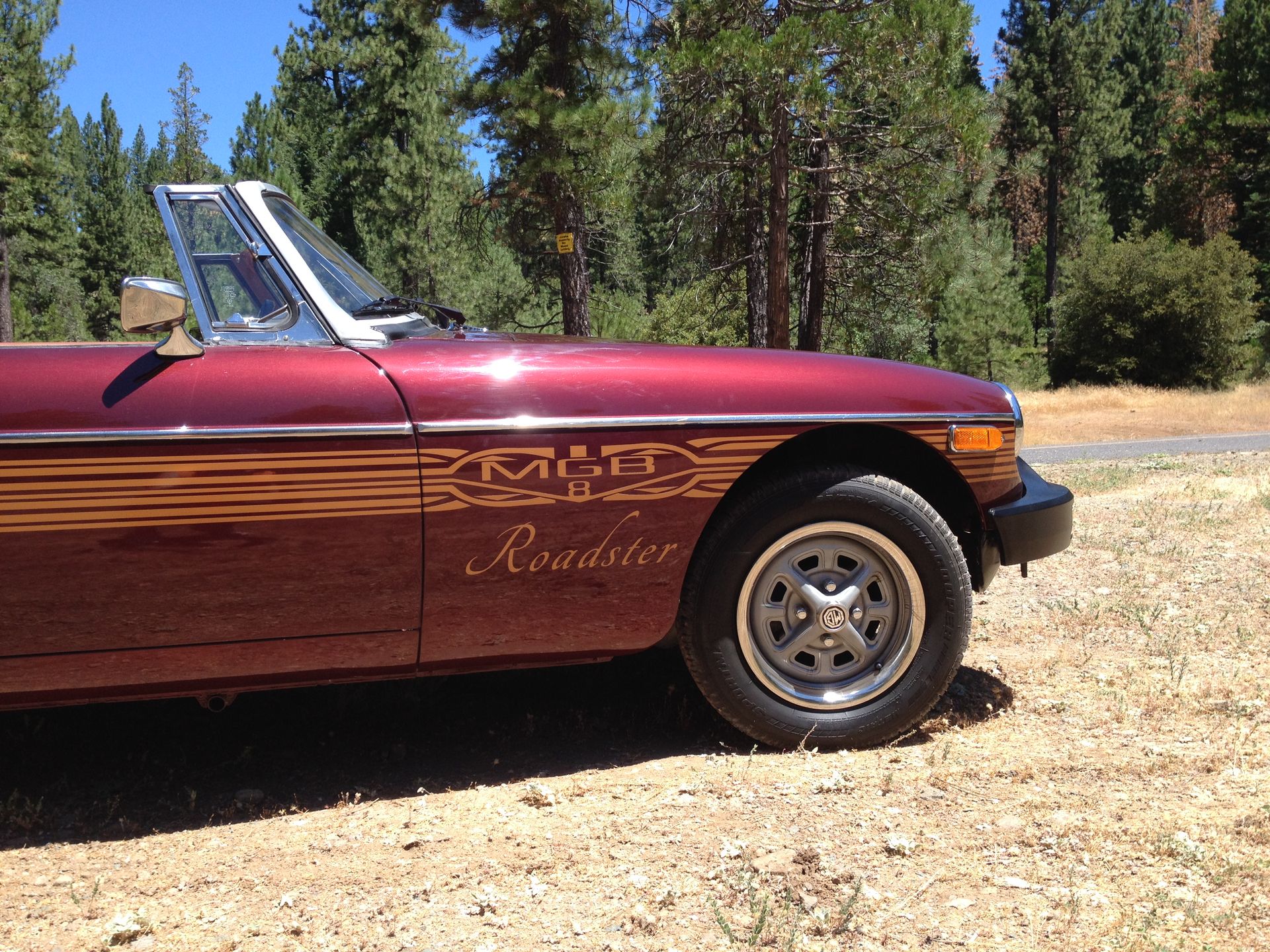 MG MGB/GT with VTO vintage aluminum wheels - Photo 2