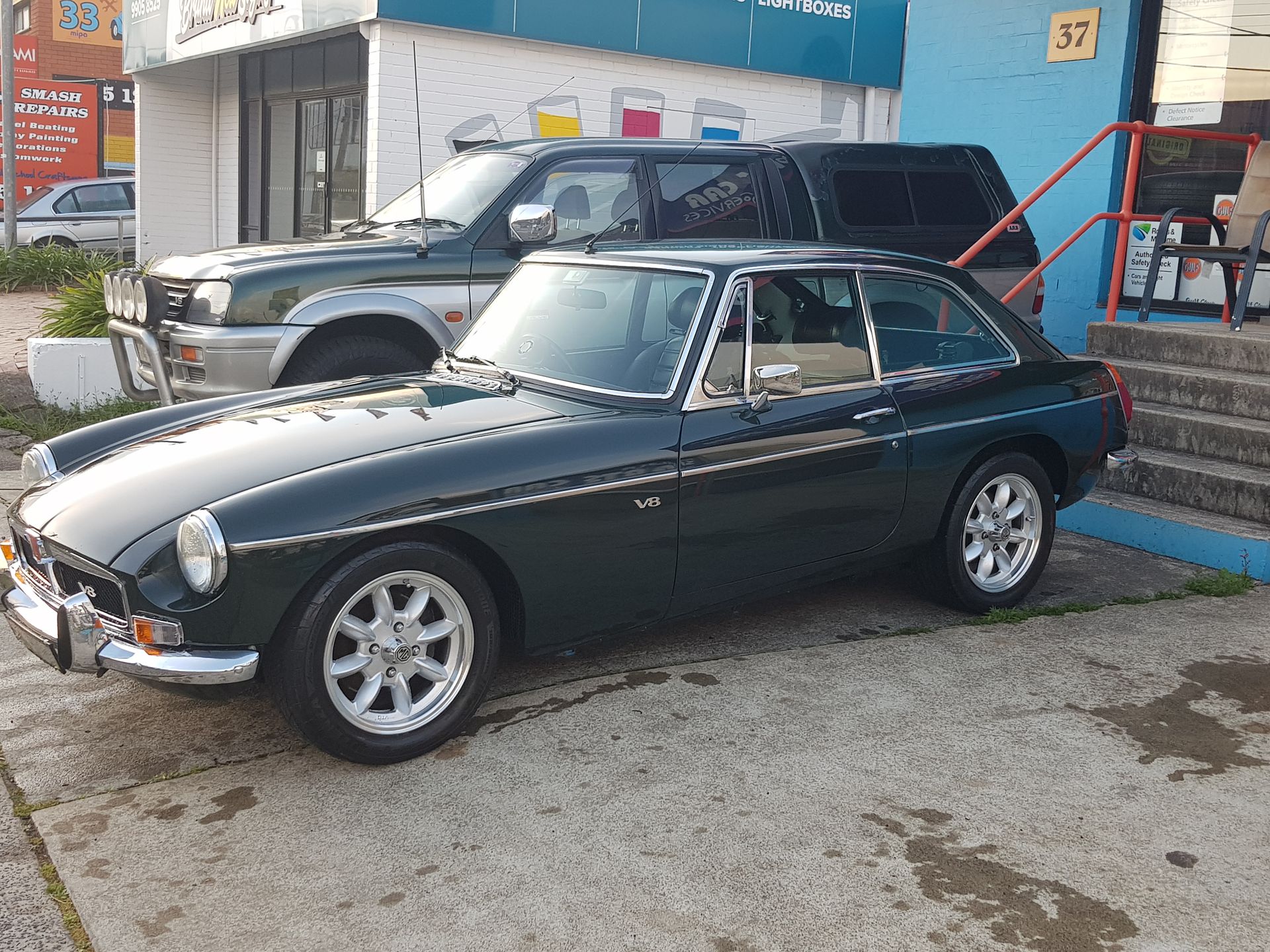 MG MGB/GT with VTO vintage aluminum wheels - Photo 6