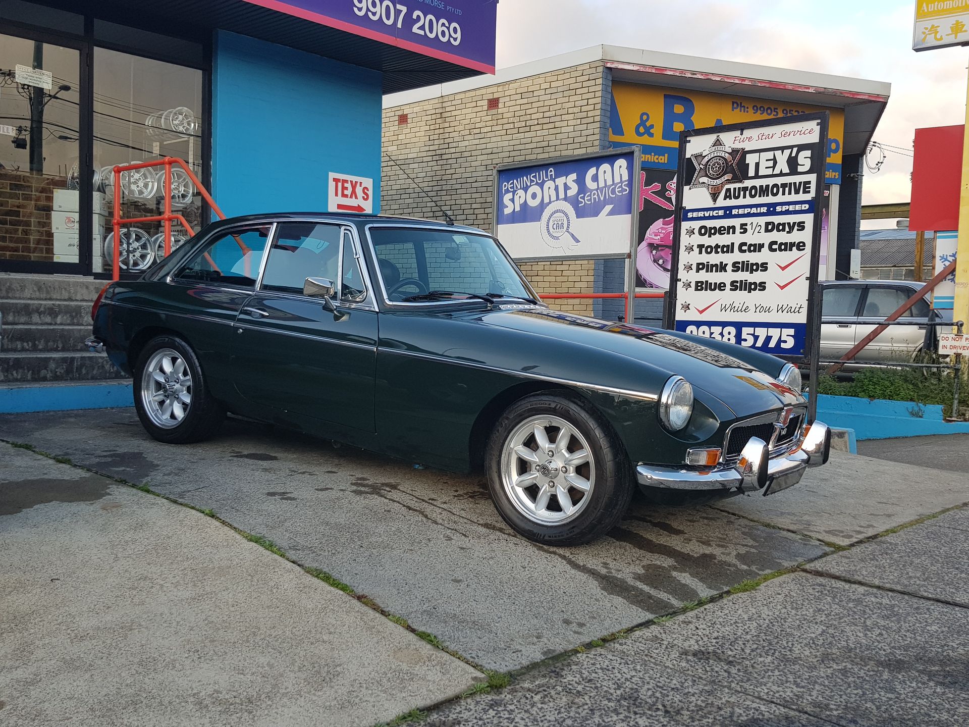 MG MGB/GT with VTO vintage aluminum wheels - Photo 9