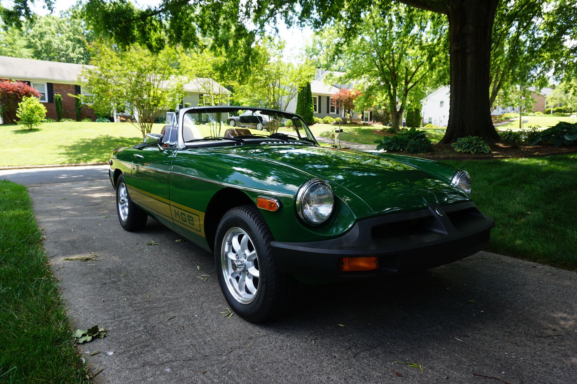 MG MGB/GT with VTO vintage aluminum wheels - Photo 25