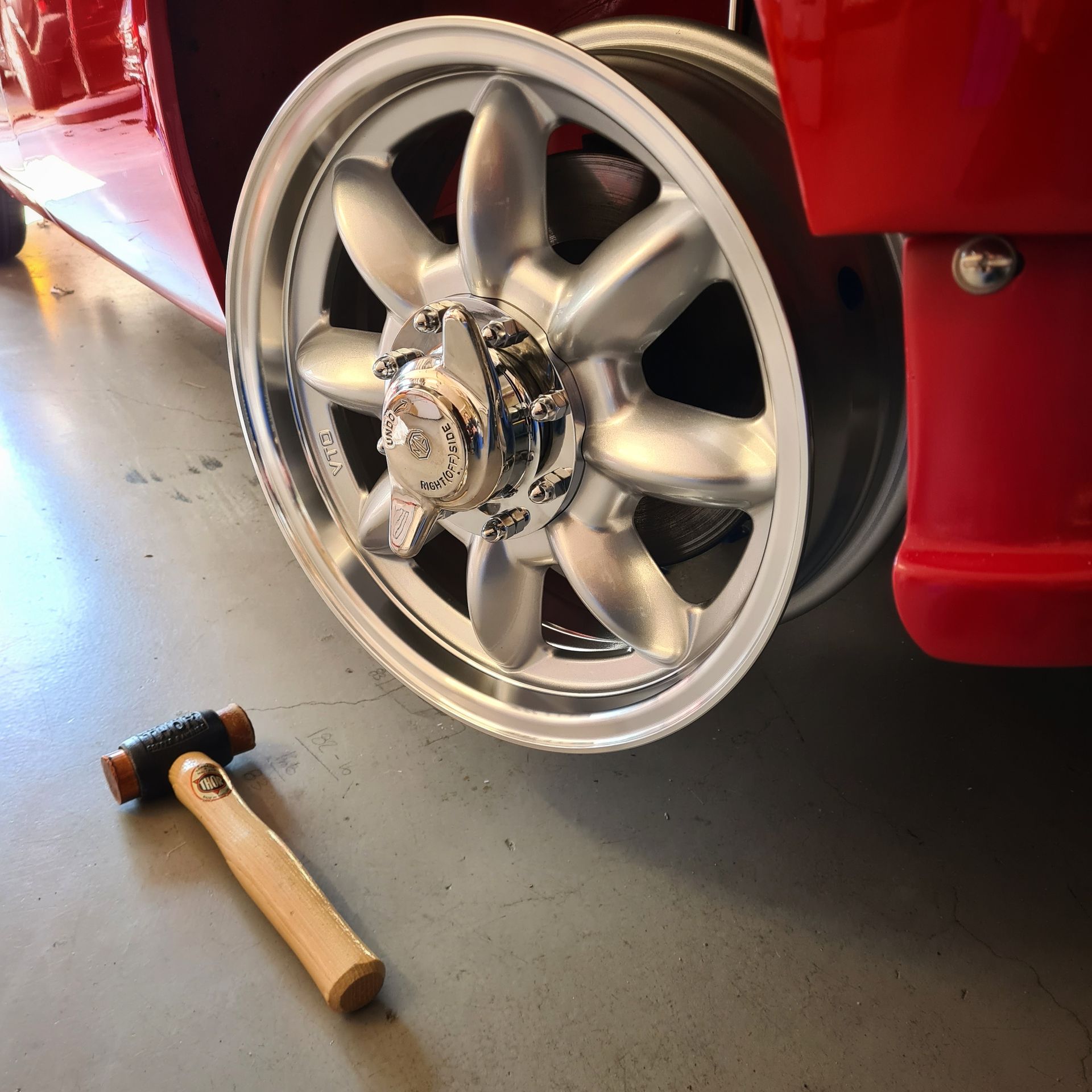 MG MGA with VTO vintage aluminum wheels - Photo 2