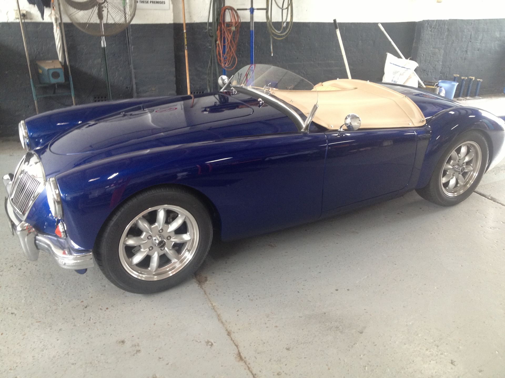 MG MGA with VTO vintage aluminum wheels - Photo 33